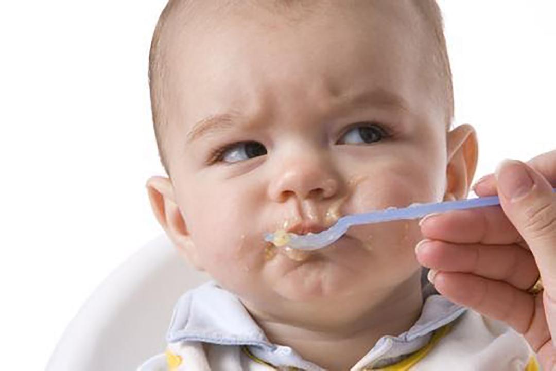 CÁCH ĐÚT CHO BÉ ĂN QUA TỪNG GIAI ĐOẠN MẸ NÊN BIẾT