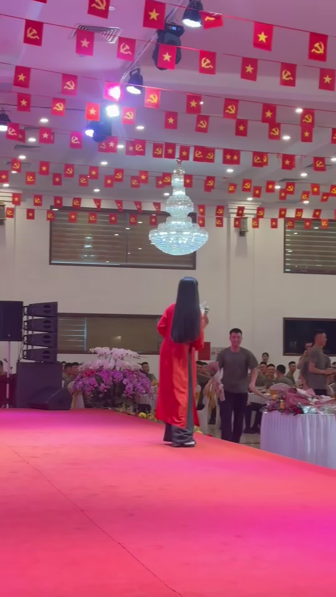 Cô gái Việt xinh đẹp cất tiếng hát, quân nhân Trung Quốc vỗ tay reo hò - 1