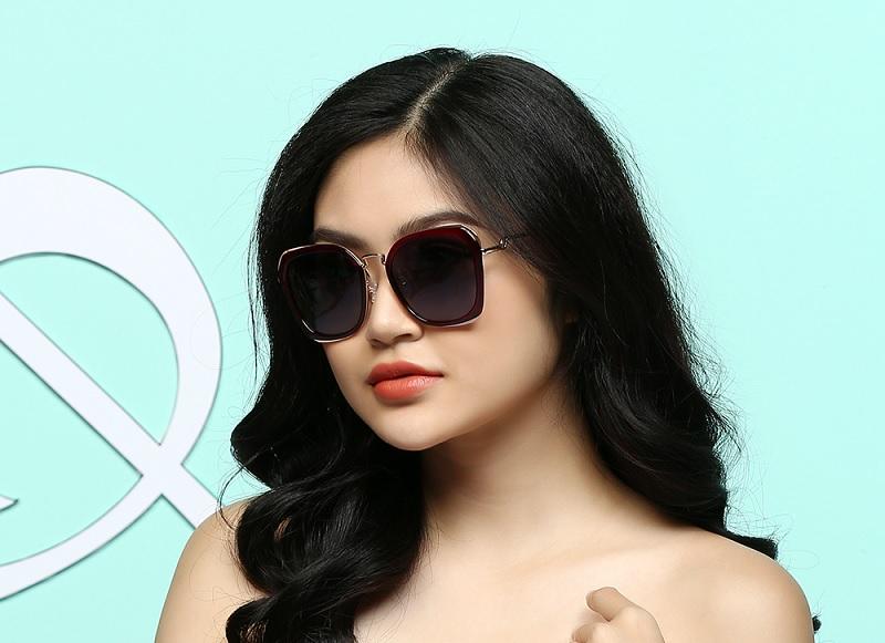 So sánh gọng hình bướm và gọng mắt mèo chi tiết