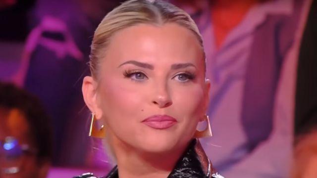 Kelly Vedovelli en couple ? Ses photos avec un mystérieux homme font exploser Instagram