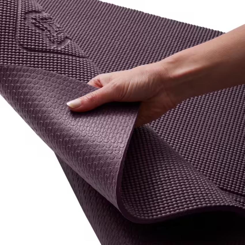 Thảm có độ dày lớn sẽ thích hợp với những bộ môn Yoga nhẹ nhàng hoặc người có các vấn đề về xương khớp