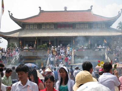 Vãn cảnh chùa ngày xuân ảnh 1