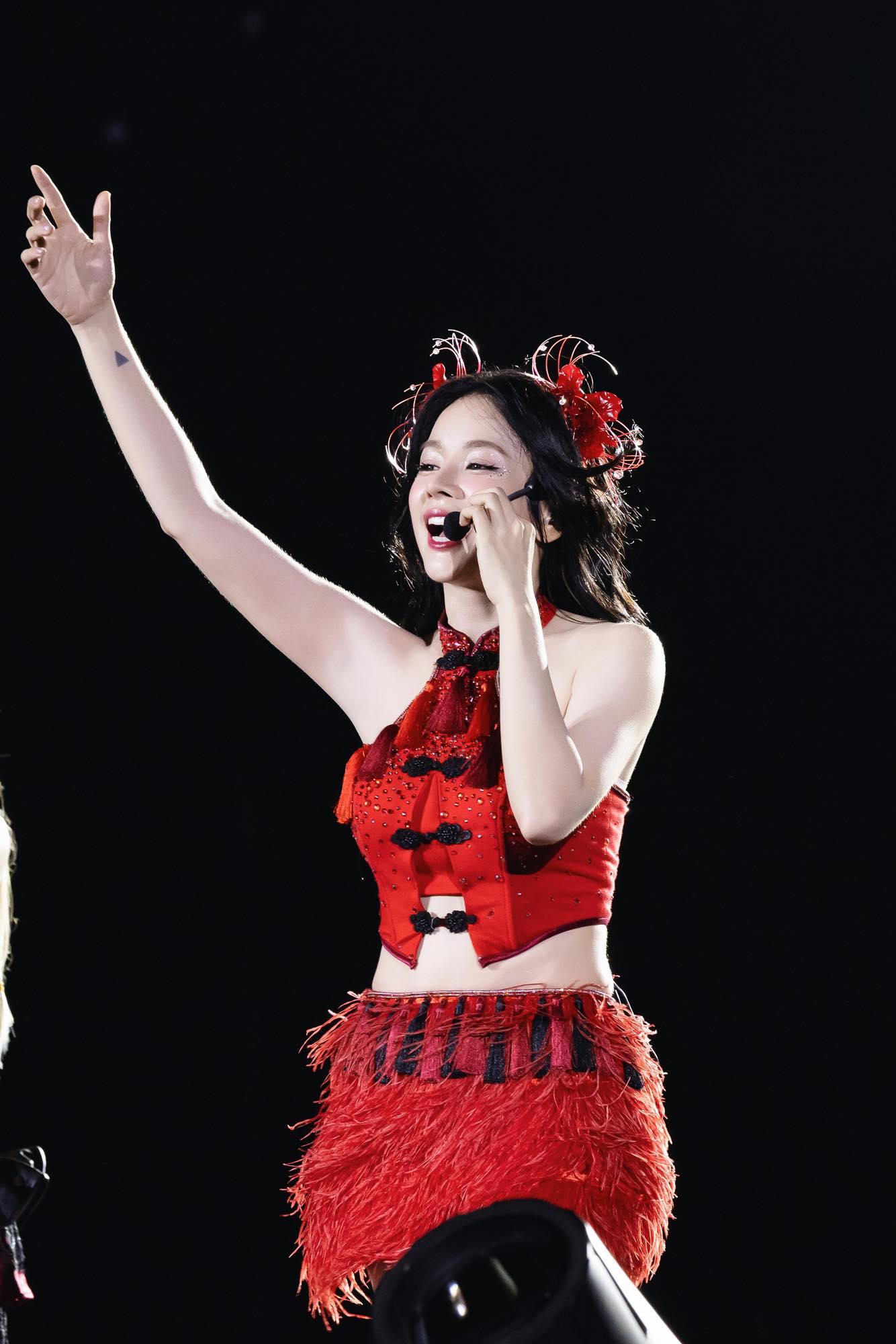 DJ Mie đem ảnh 2 bé cún đến concert Chị Đẹp, lý do phía sau nghe phải nhói lòng