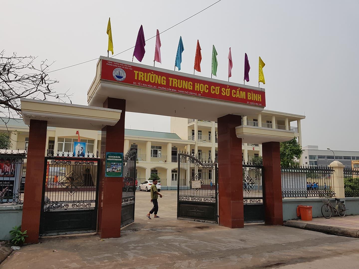 Một nữ sinh lớp 7 bị bạn đánh túi bụi trước sự reo hò của bạn cùng lớp