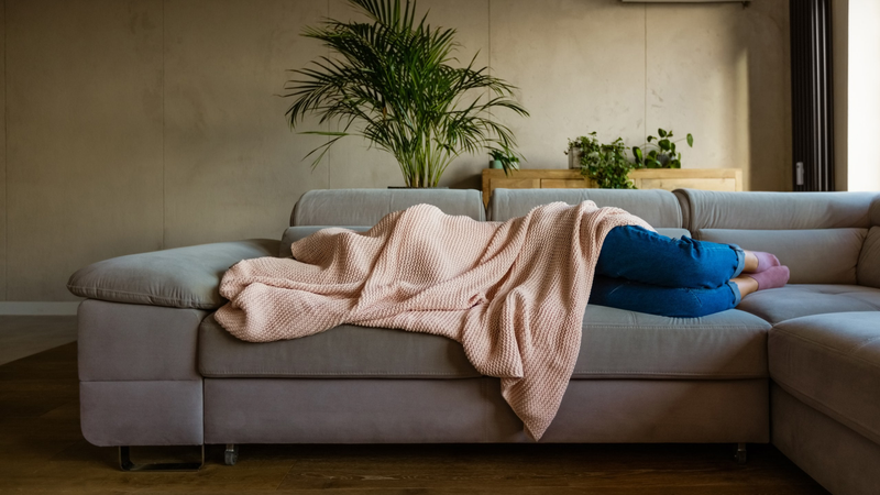 Ngủ trùm chăn kín đầu: Thói quen “giết người” thầm lặng!