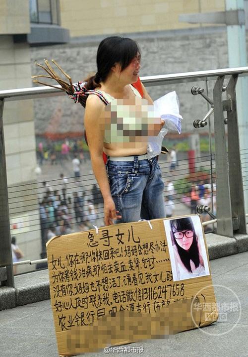 Mẹ cởi áo trên phố tìm con gái bị bạch cầu