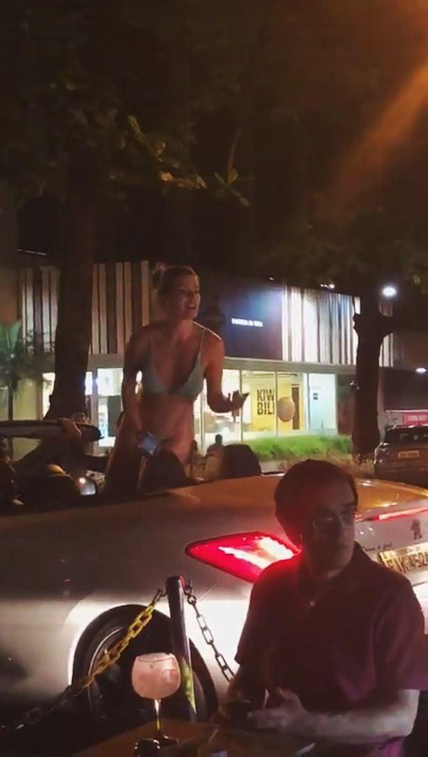 Video: Xô xát với thực khách, cô gái mặc bikini bị giật mất áo ngực