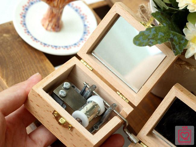 Hộp nhạc gỗ quay tay có gương - Hình thú cưng