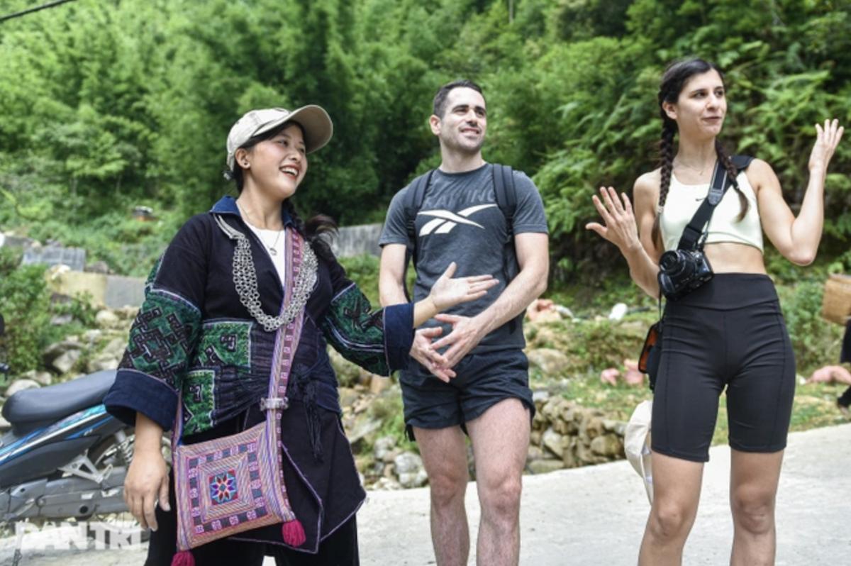 Cô gái H'Mông tự học ngoại ngữ, dẫn khách Tây trải nghiệm Sa Pa