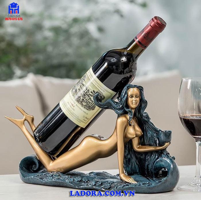 Kệ rượu vang thiếu nữ khỏa thân xinh đẹp (KR031)