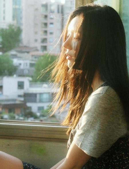 Bạn trai "háo" ngắm "chân dài ngực khủng"