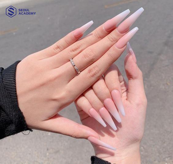 Mẫu nail đắp bột form móng dài là lựa chọn ưu tiên của chị em khi làm móng