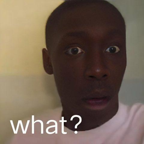 Chân dung chị da đen tóc ngắn biểu cảm hài hước