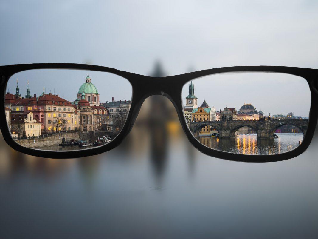 Đọc vị kính rởm – Cách phân biệt kính thuốc thật và giả