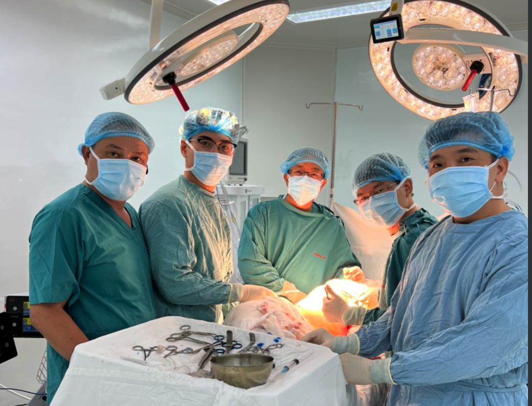 Tái tạo ngực cho cô gái 19 tuổi mắc ung thư vú bằng vạt cơ lưng