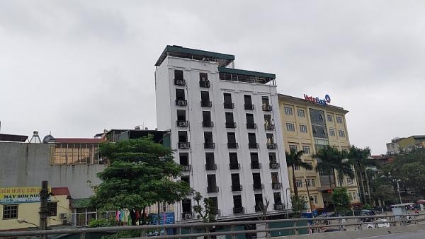 hang loat ngoi nha xay vuot tang meo mo ky di tren pho tran khat chan