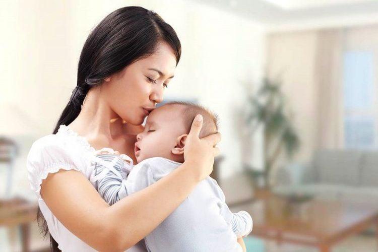 Đừng chiều nếu trẻ sơ sinh thích bế khi ngủ