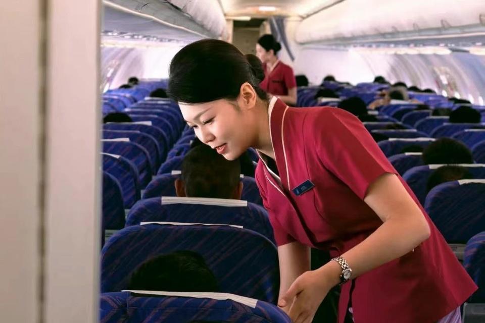 Tại sao tiếp viên hàng không thường búi tóc?