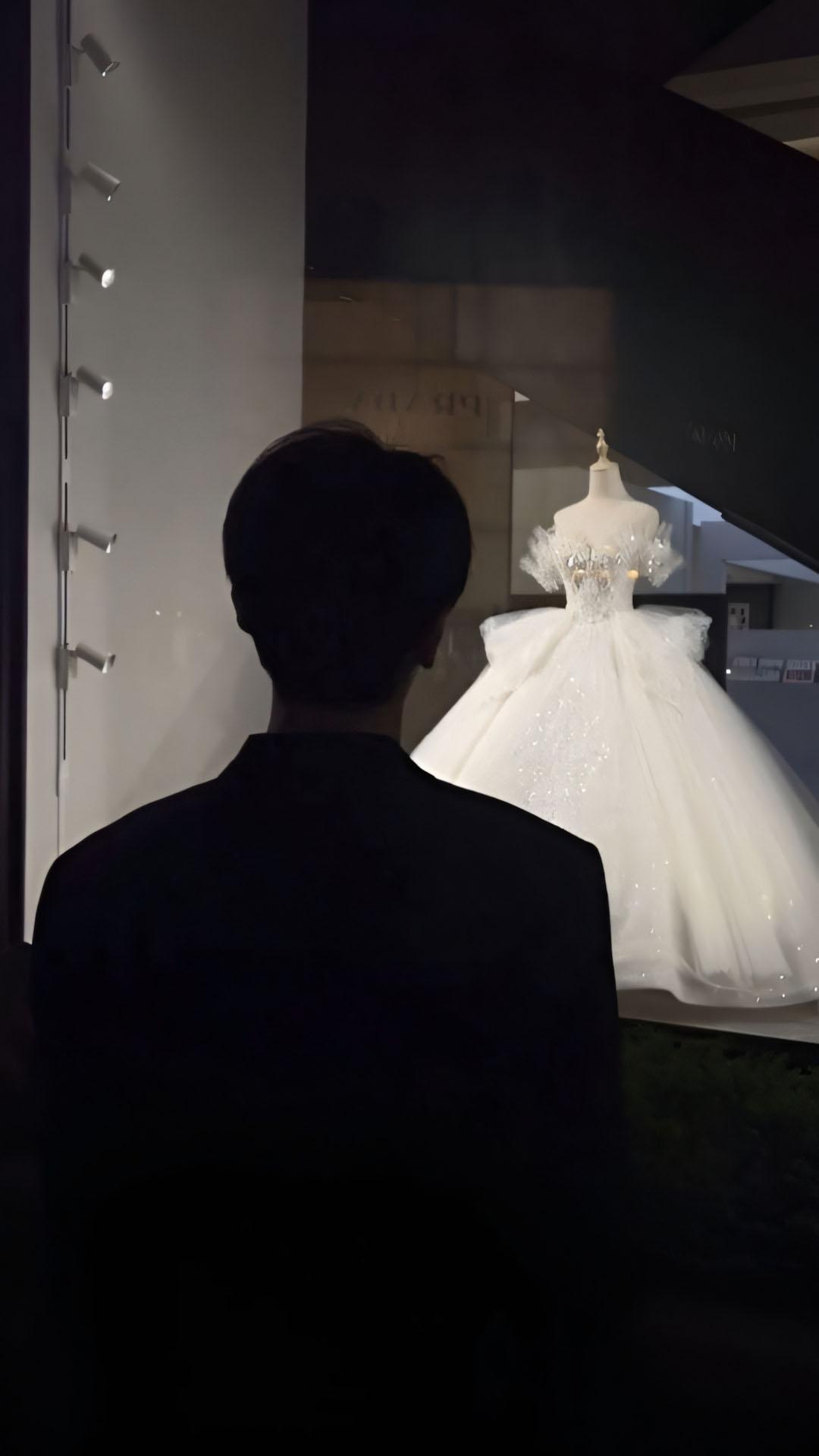 [99+] Ảnh Đứng Nhìn Váy Cưới Buồn , Trend Tiktok Nhìn Váy Cưới Buồn