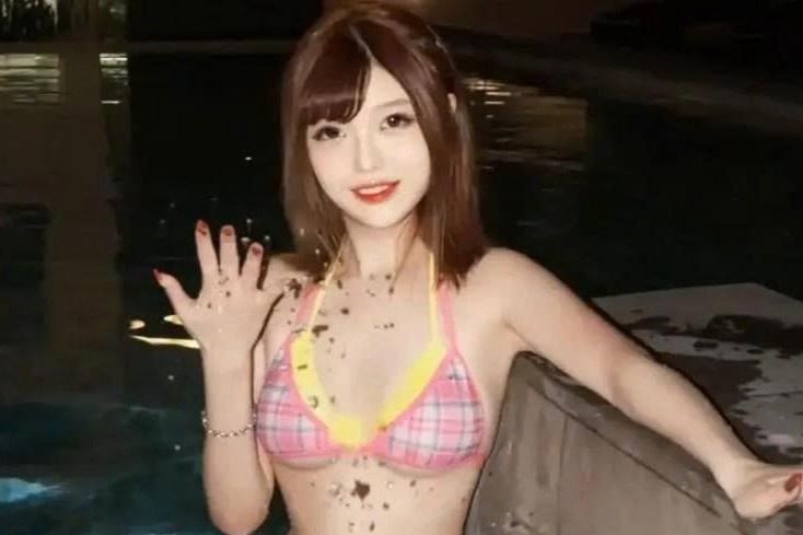 Bức ảnh gây xôn xao về nữ streamer Trung Quốc