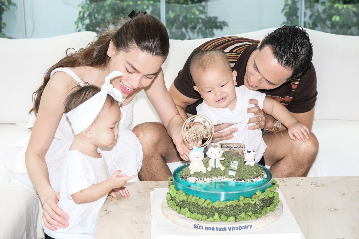 “TAN CHẢY” VỚI HÌNH ẢNH LISA-LEON TRÒN 1 TUỔI