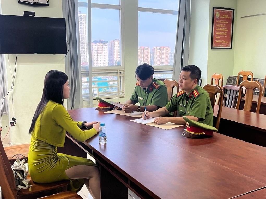 Tranh cãi về họ Vỏ của cựu tiếp viên hàng không điều hành đường dây bán dâm