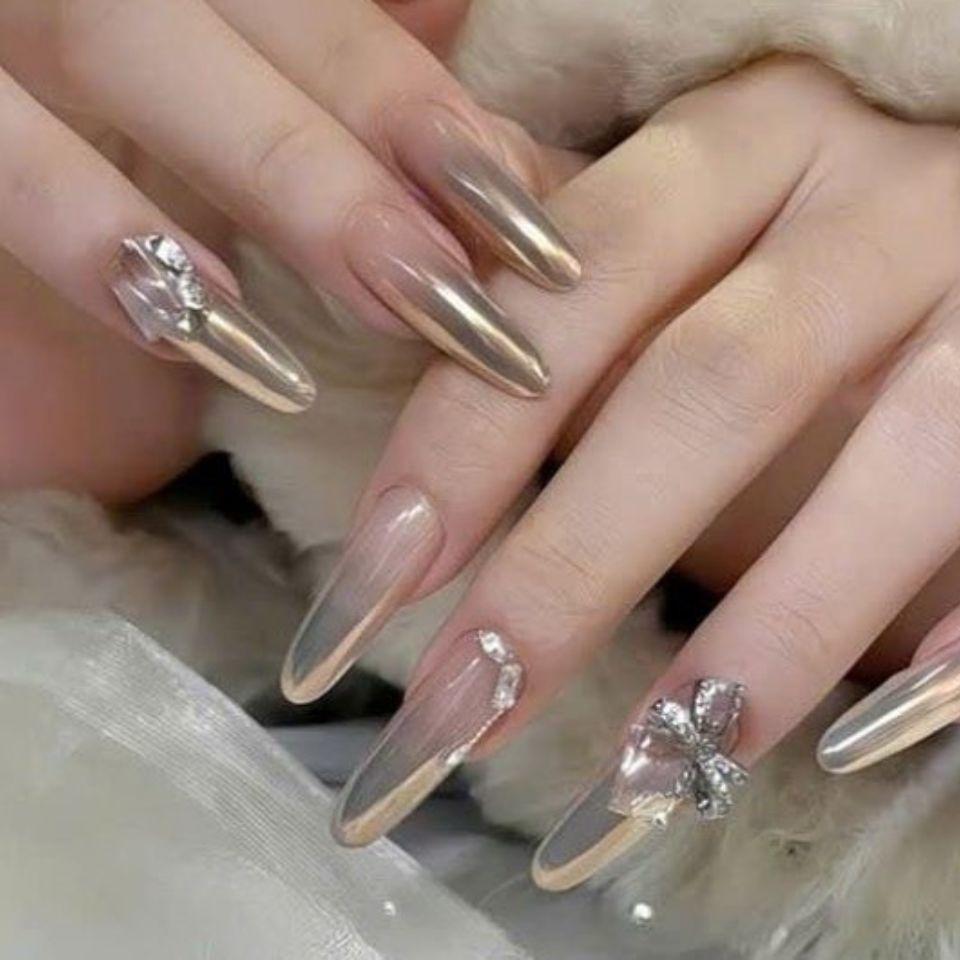Những mẫu nail tráng gương xu hướng nổi bật 2025