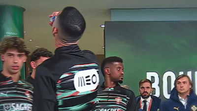 Hình ảnh Ronaldo uống nước ngọt gây sốt