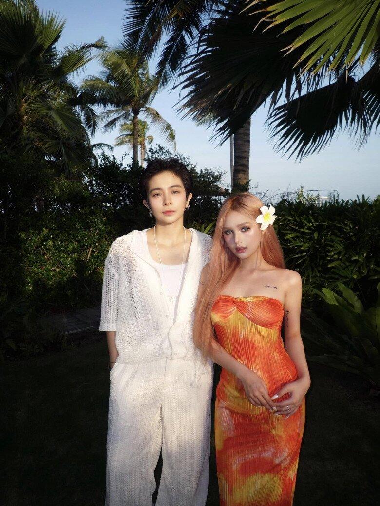 Chẳng còn diện bikini táo bạo làm người nhìn "đỏ mặt", Xoài Non cạnh Gil Lê mặc kín "từ đầu đến chân"