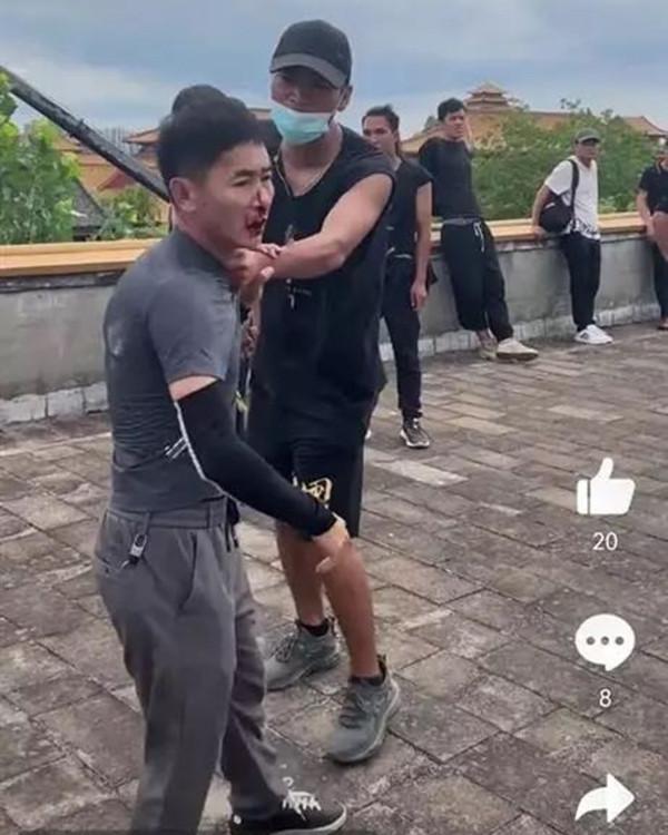 Cố tình chụp lén, thợ săn ảnh bị đánh gãy sống mũi, lõm đầu và dọa giết