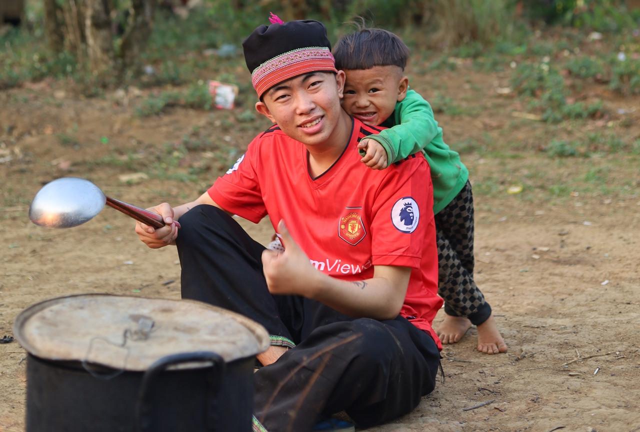 Ám ảnh tuổi thơ cơ cực, chàng trai Hà Giang lên núi làm điều cảm động