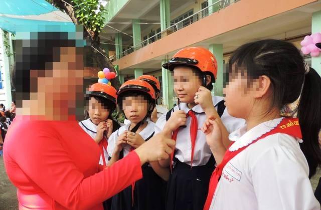 Cái chỉ tay vào mặt con trẻ