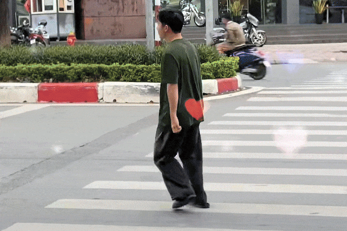 TikToker Bách Khỉ bị 'ném đá' vì quỳ lạy người đi đường câu view