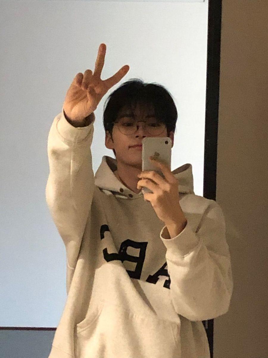 101+ Cách tạo dáng chụp ảnh trước gương nam đẹp và ngầu