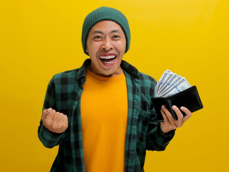 Nằm mơ thấy cá và nước có phải điềm may mắn không? Dự đoán vận mệnh chi tiết