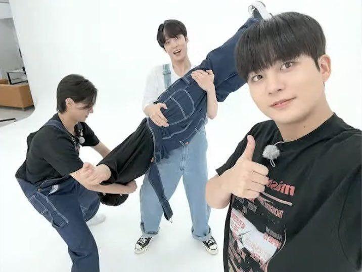 Tips chụp ảnh nhóm lầy lội, concept xếp hình độc lạ nhất