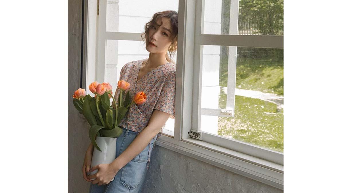 60+ Cách chụp ảnh với hoa, tạo dáng đẹp đơn giản nhất