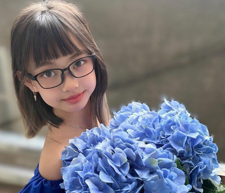 "Con gái" Hoa hậu Ngọc Hân càng lớn càng xinh, chân dài hệt mẹ 1m79, học trường quốc tế 100 triệu/năm