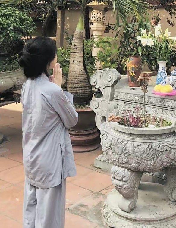 Tổng hợp tạo dáng chụp ảnh đi chùa đẹp cho nam, nữ