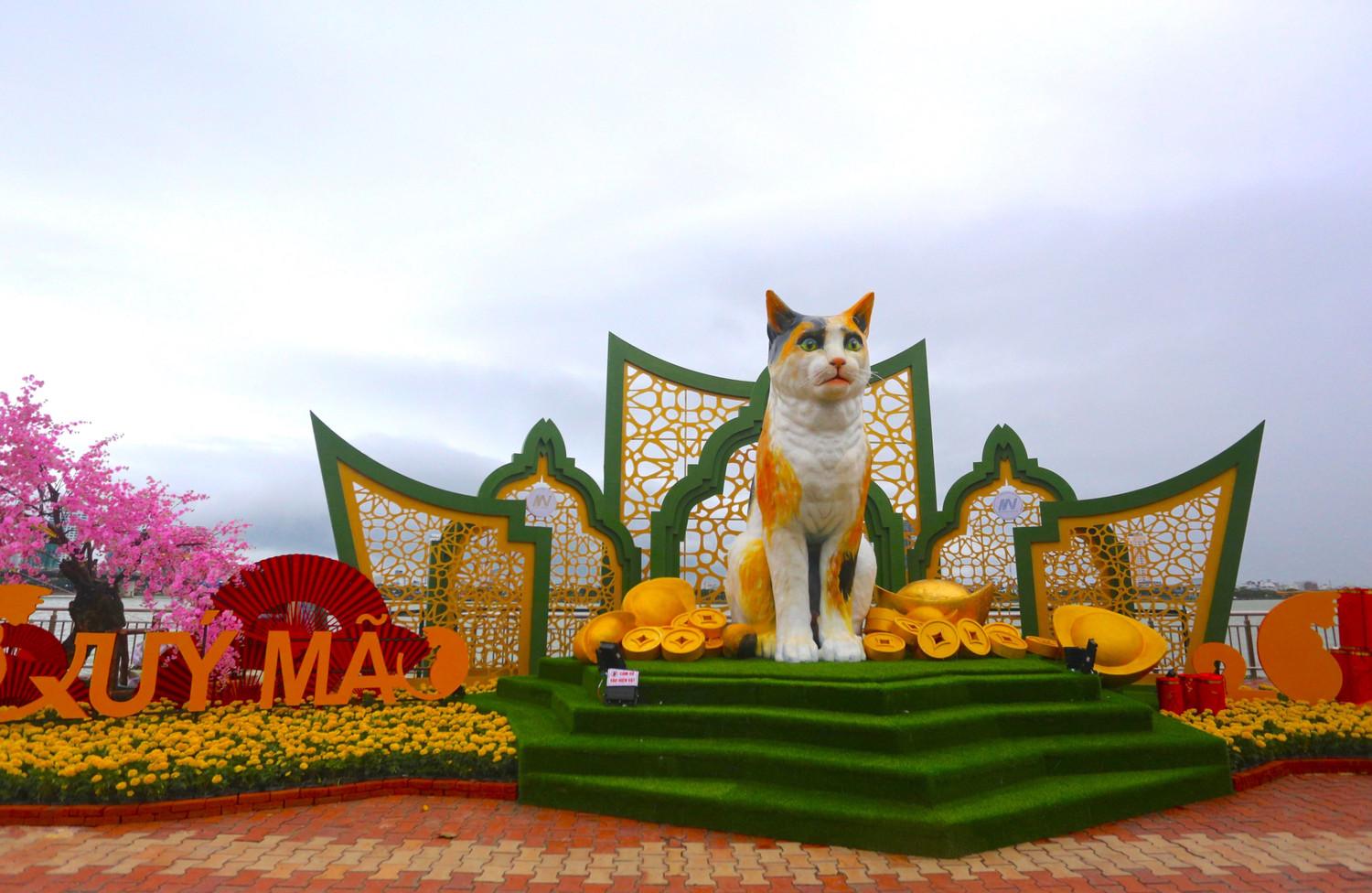 Hình ảnh linh vật Mèo trên đường hoa xuân Đà Nẵng