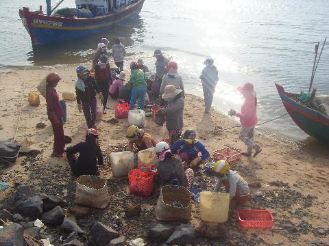 Người ăn không hết, kẻ lần chẳng ra