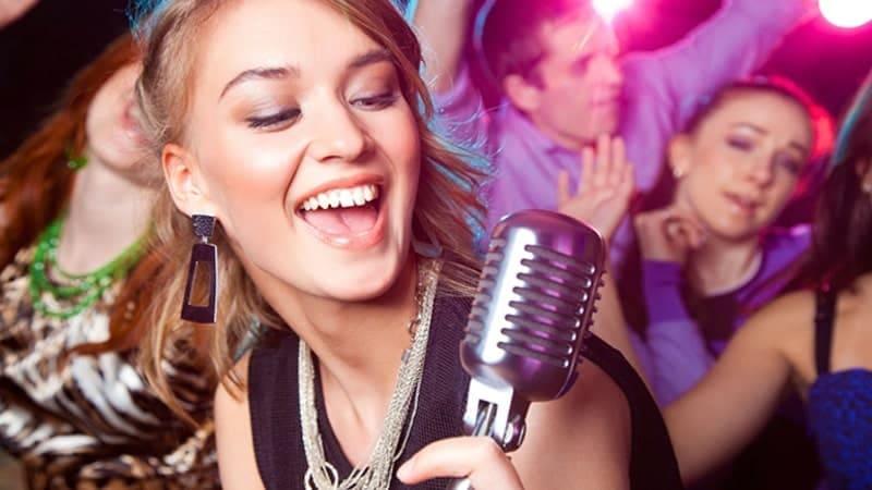 Top 30+ bài hát karaoke vui nhộn dễ hát nhất