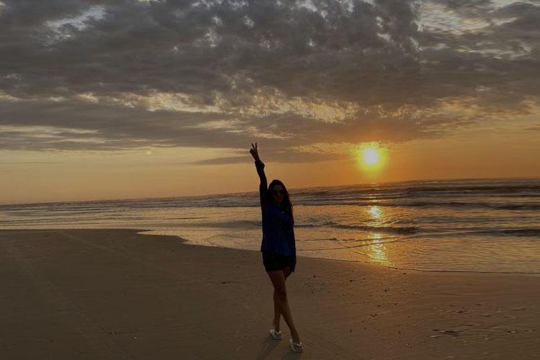 Top 15 cách tạo dáng chụp ảnh hoàng hôn đẹp ngất ngây