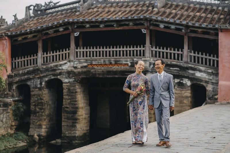 Bộ ảnh hấp hôn “tình bể bình” của cặp đội U80 chụp tại phố cổ Hội An