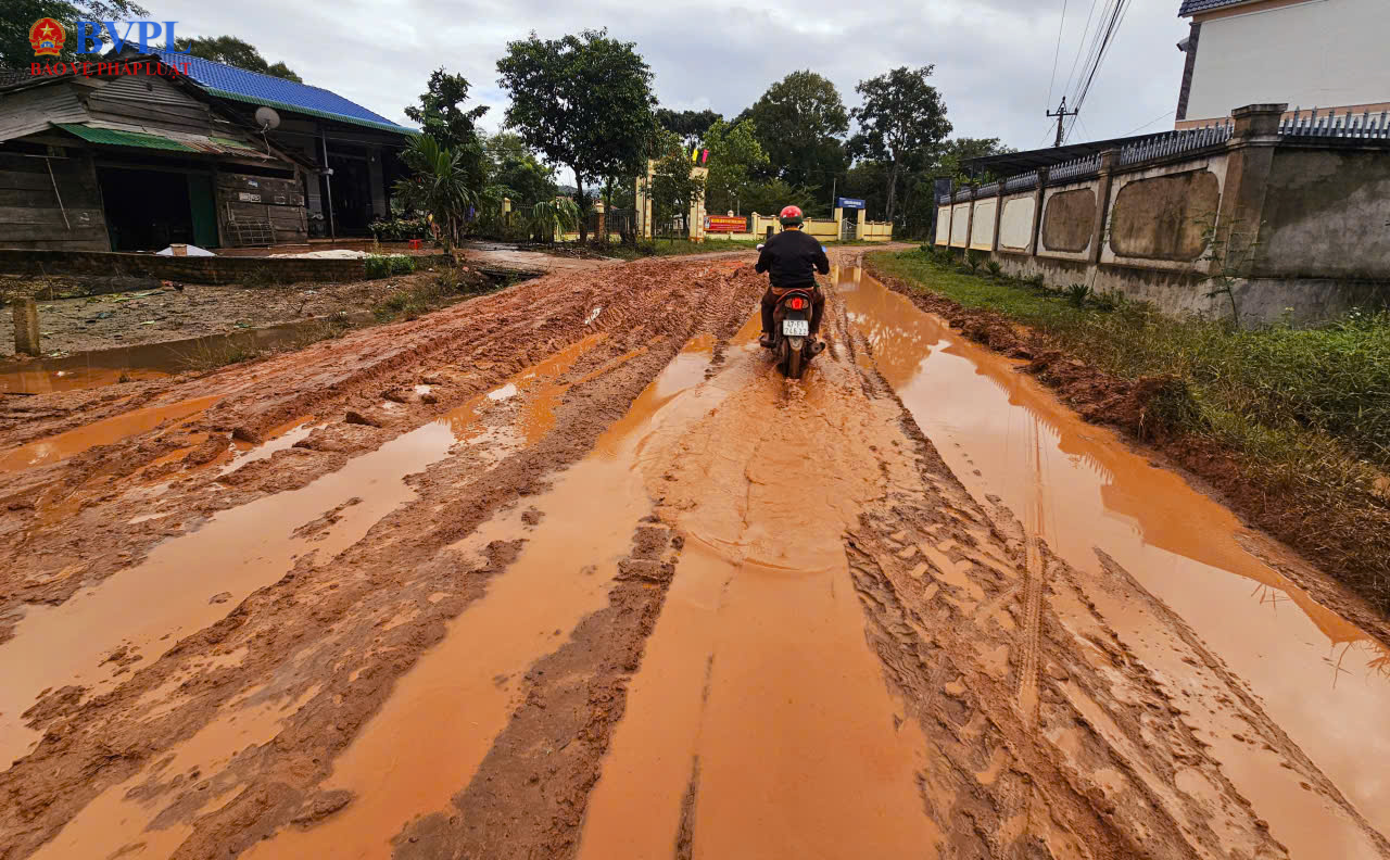 Đường lầy lội như “ao bùn” ở xã Ea Ô: Đến bao giờ mới được khắc phục?
