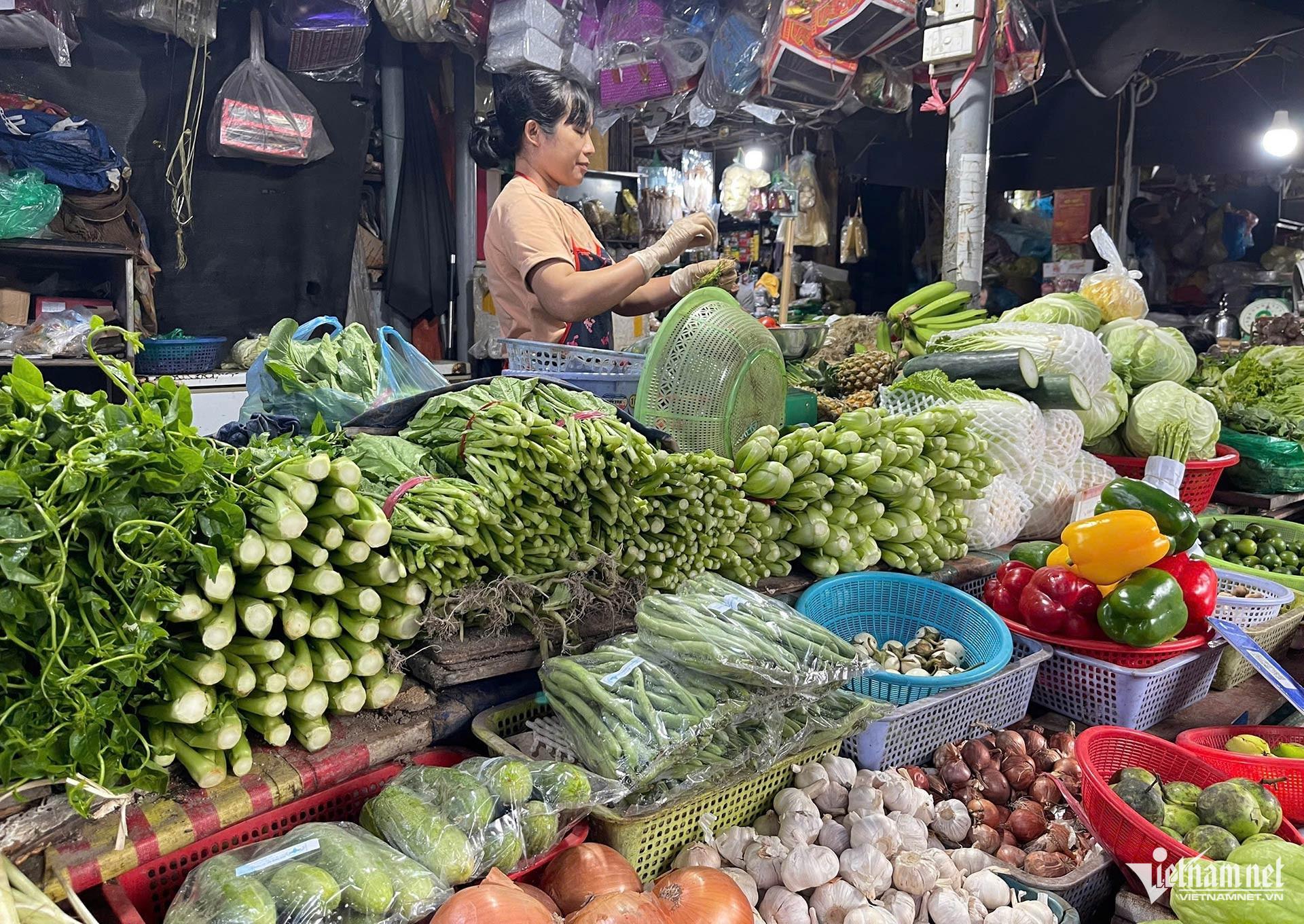 Giá rau xanh ‘leo thang’ sau bão: Người bán lo ế, người mua xót tiền