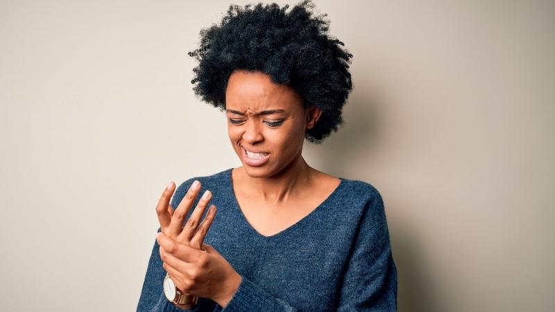 Buồn bực chân tay là dấu hiệu của bệnh gì? Chữa bằng cách nào?