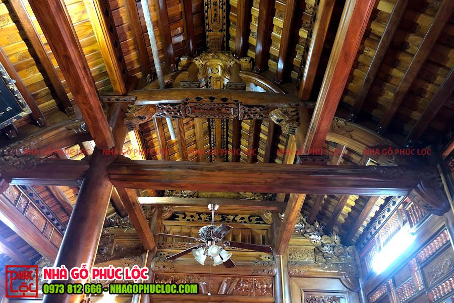 Sào mực được gác trên nóc nhà gỗ lim