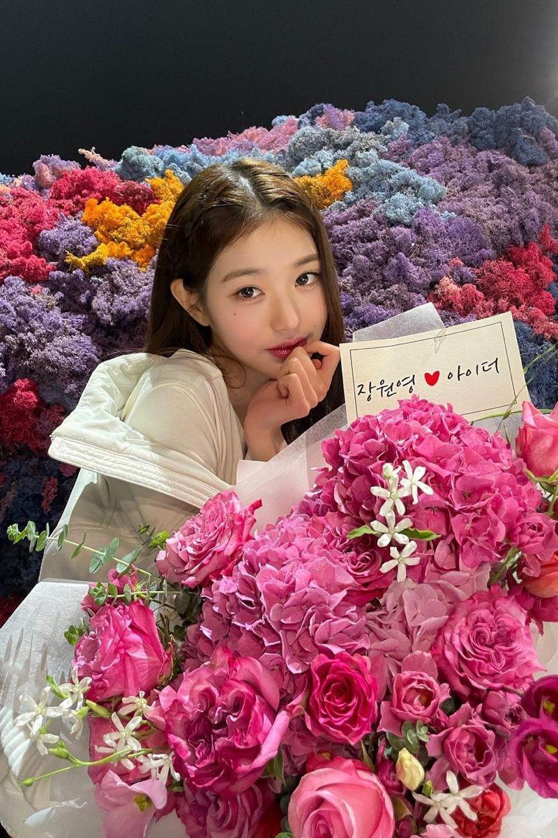 chụp ảnh với hoa đang cầm bó hoa