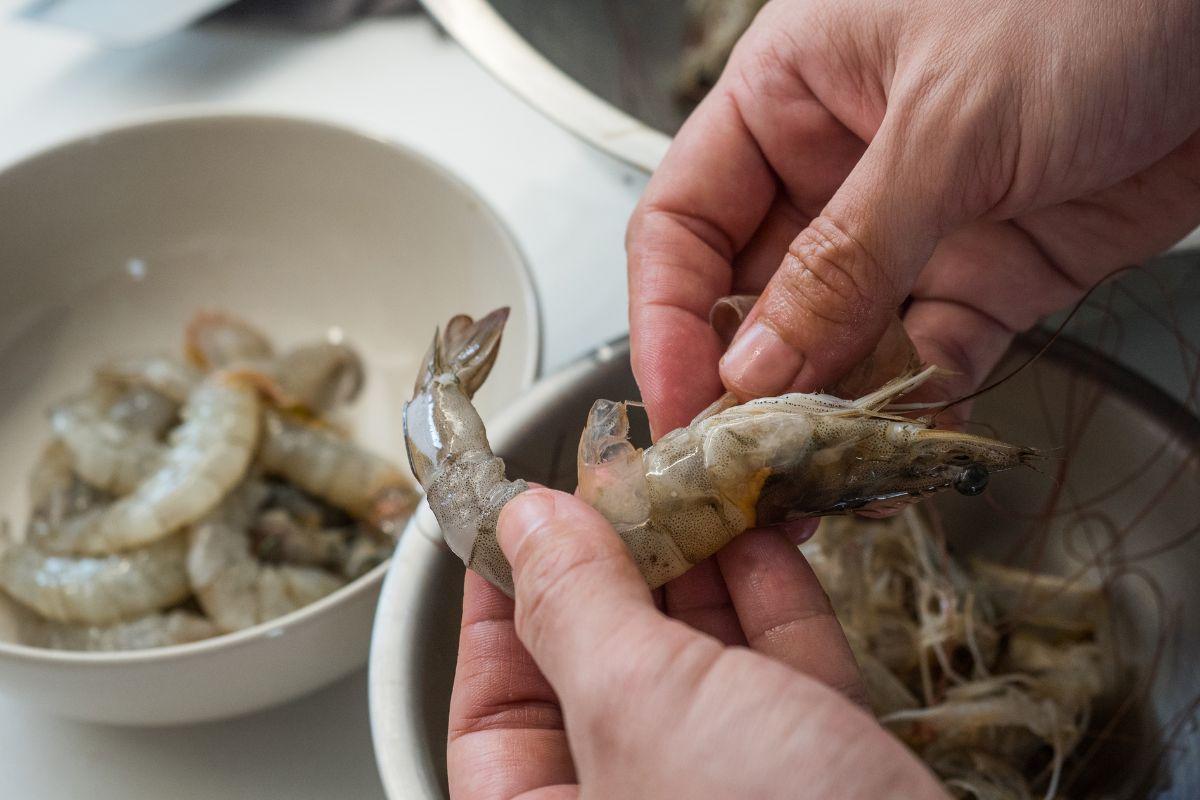 Ra chợ n&ecirc;n chọn &ldquo;t&ocirc;m thẳng&rdquo; hay &ldquo;t&ocirc;m cong&rdquo;?